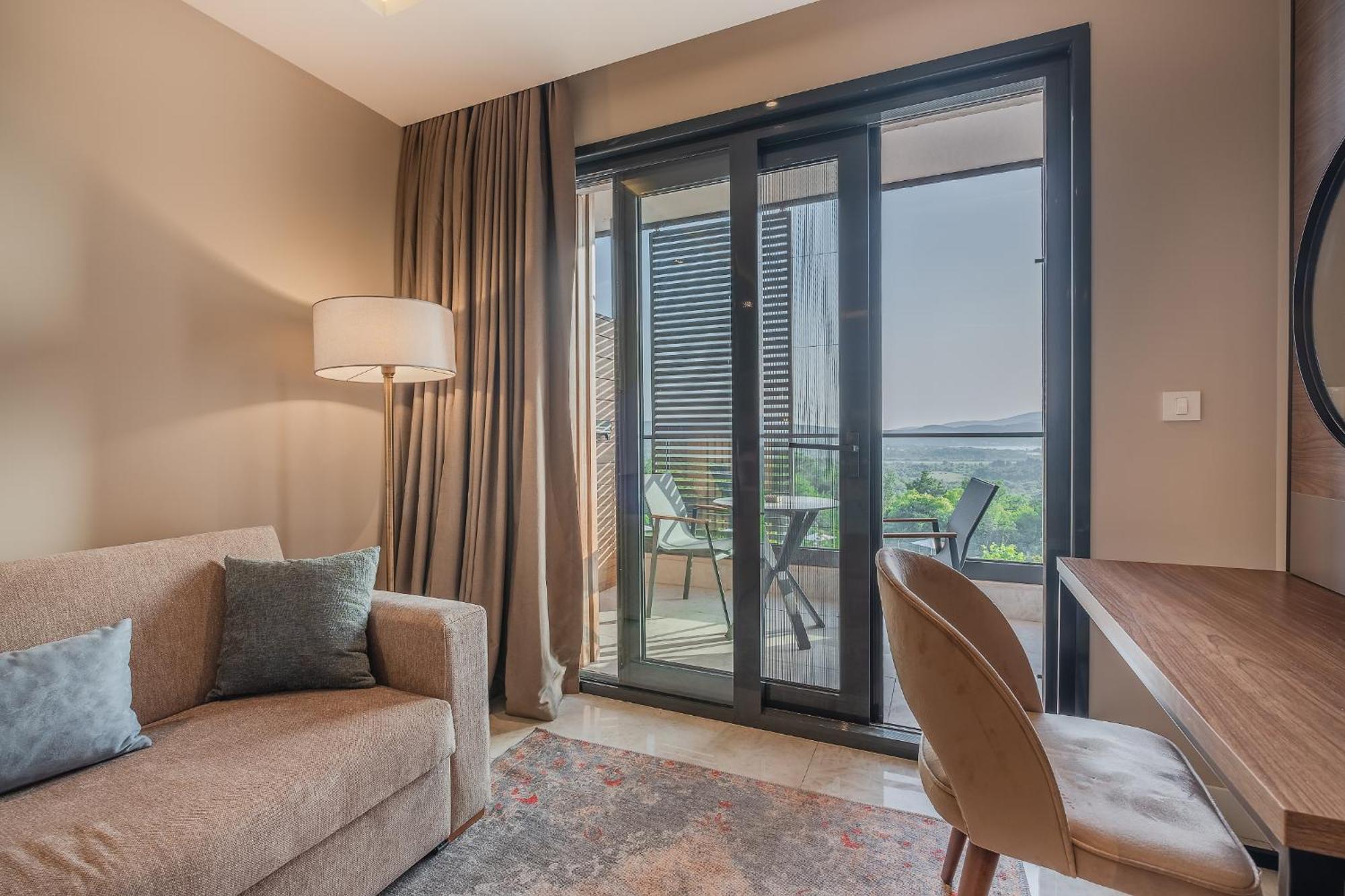 Montenegro Lodge Kavac Номер фото A living room with a sliding door