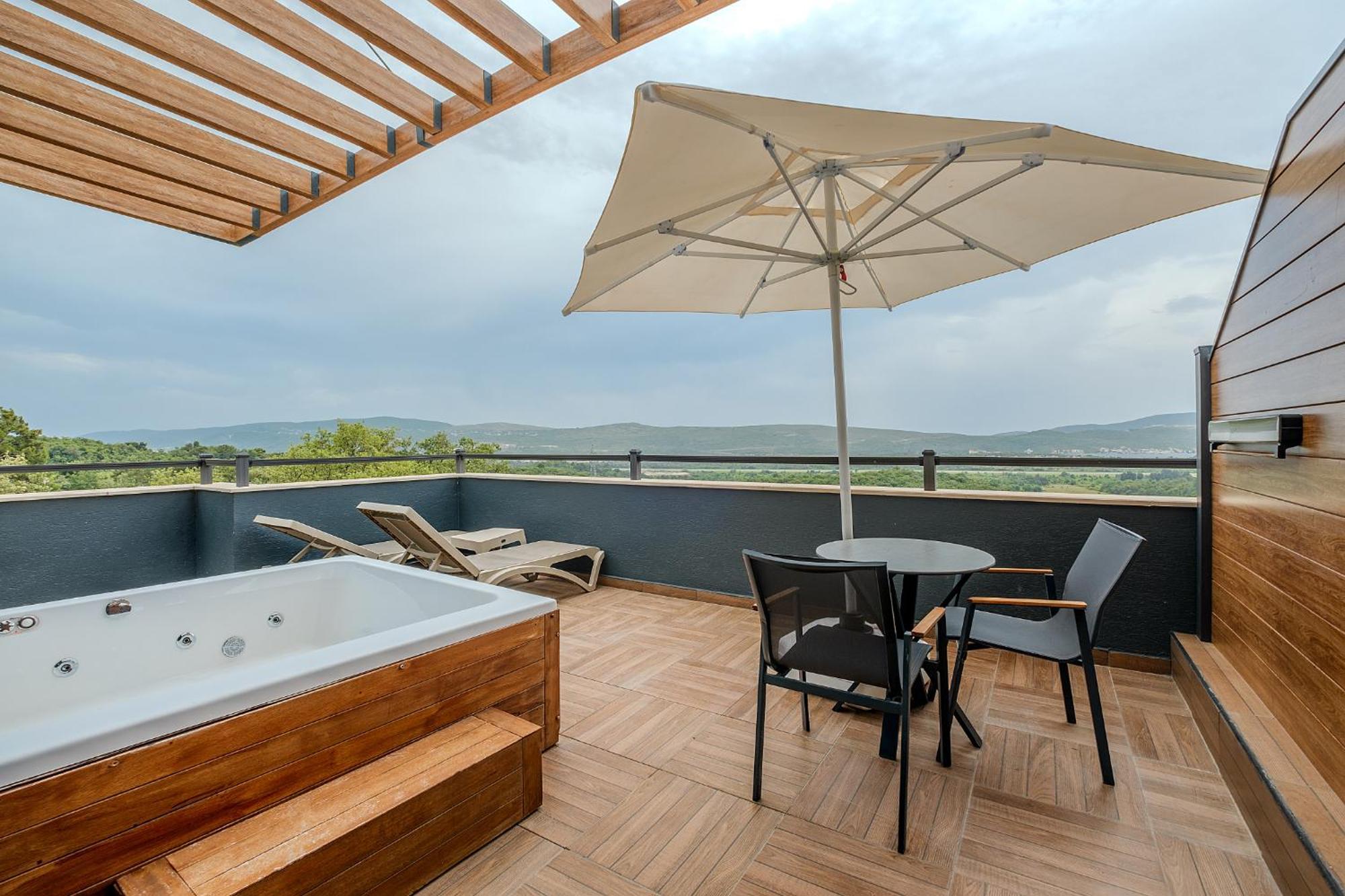 Montenegro Lodge Kavac Номер фото Terrace with a hot tub