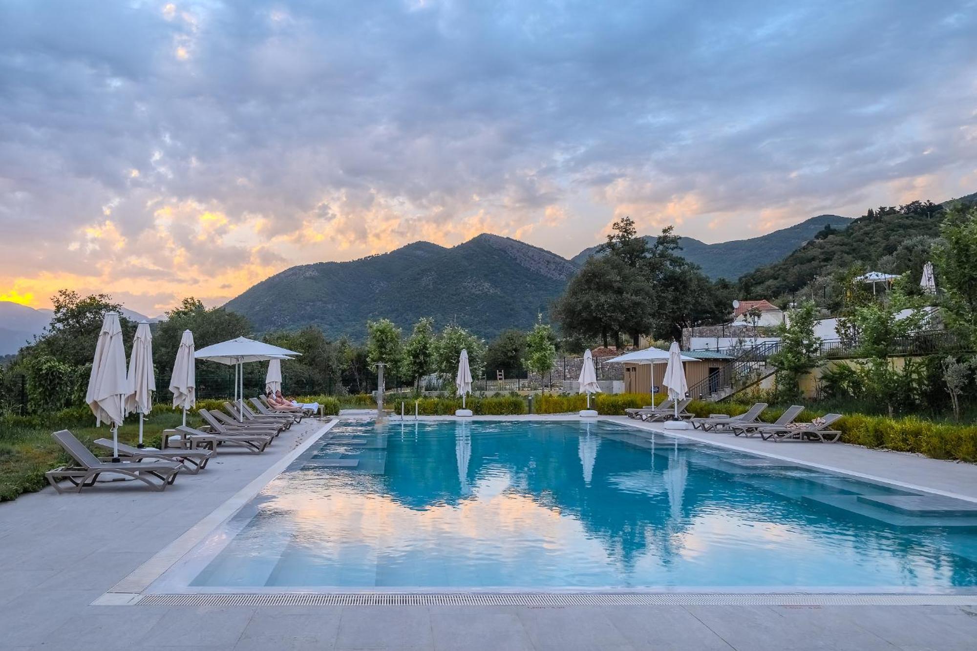 Montenegro Lodge Kavac Экстерьер фото The swimming pool at the hotel