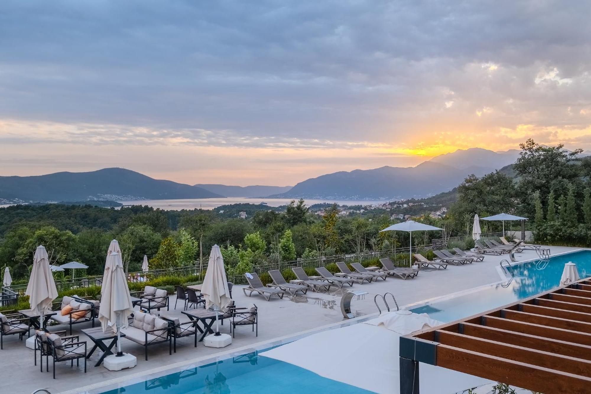 Montenegro Lodge Kavac Экстерьер фото Sunset at the hotel