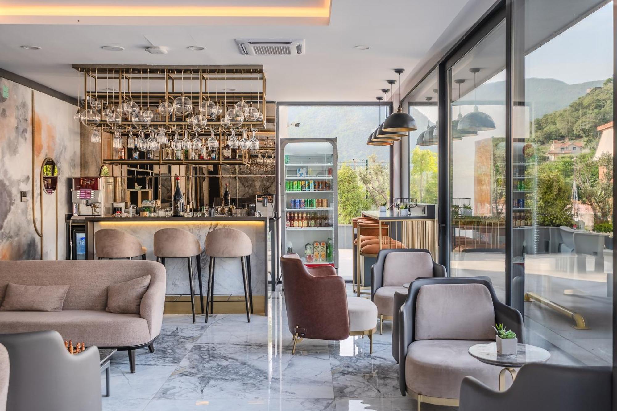 Montenegro Lodge Kavac Экстерьер фото The bar at the hotel